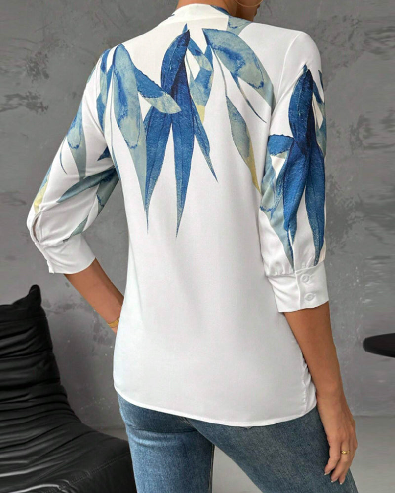 Emelie™ – Mönstrad Blus med V-Ringning