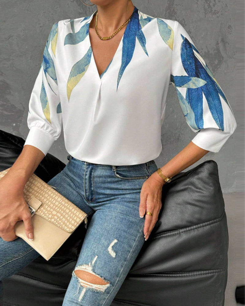Emelie™ – Mönstrad Blus med V-Ringning