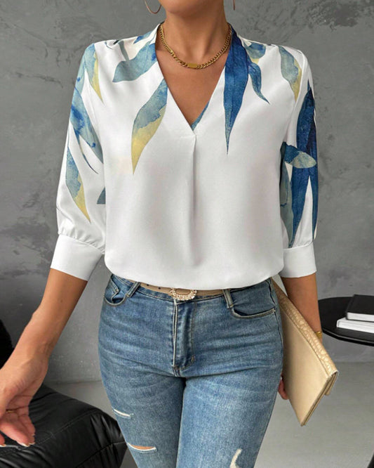 Emelie™ – Mönstrad Blus med V-Ringning